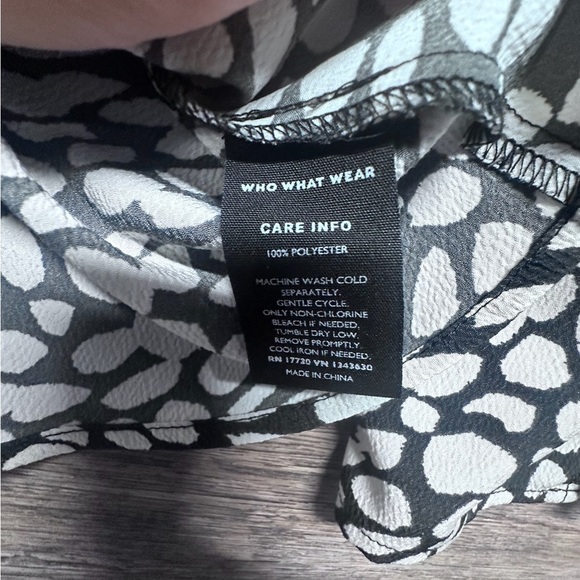 Who What Wear Black and White Fitted Blouse with 3/4 Sleeves and Ruched Design - Picture 7 of 7